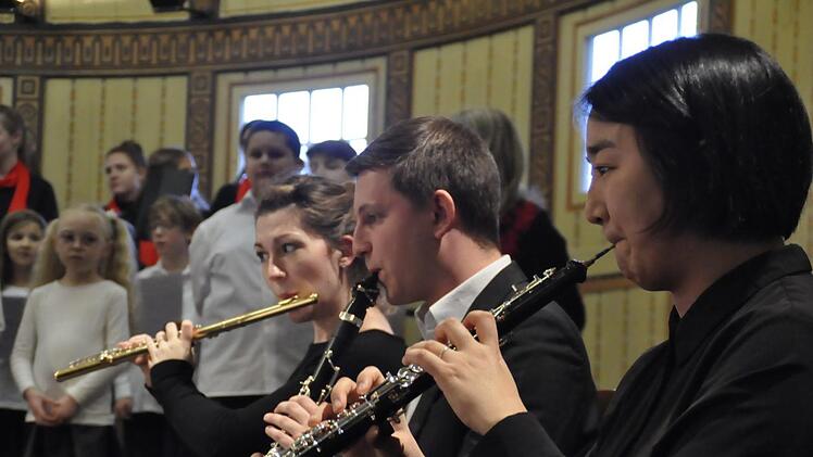 Nicht die Musiker der Staatsbad Philharmonie Kissingen   begleiteten die Kinder und Jugendlichen.Foto: Peter Klopf