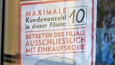 Viele Geschäftsinhaber in der Innenstadt weisen mit selbstgefertigten Schildern darauf hin, welche Verhaltensregeln für ihre Kunden gelten, wenn ab Montag wieder geöffnet ist.