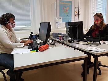 Viola Topf (links) und Nina Ruckdäschel gehören zum Team, das unter anderem die Kontaktpersonen von Infizierten ermittelt. Foto: Alexander Hartmann