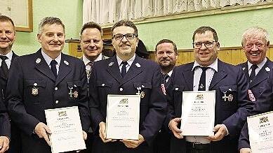 Ehrungen bei der Feuerwehr Kirchleus: J&uuml;rgen Beck, Norbert Partenfelder, Ralf Michel, Roland Limmer und Karlheinz Partenfelder wurden ausgezeichnet. Alle leisteten 40 Jahre aktiven Feuerwehrdienst, w&uuml;rdigte stellvertretender Landrat J&ouml;rg Kunstmann...