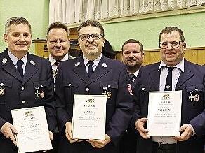 Ehrungen bei der Feuerwehr Kirchleus: Jürgen Beck, Norbert Partenfelder, Ralf Michel, Roland Limmer und Karlheinz Partenfelder wurden ausgezeichnet. Alle leisteten 40 Jahre aktiven Feuerwehrdienst, würdigte stellvertretender Landrat Jörg Kunstmann...