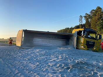 Kasendorf: Lkw umgekippt - Fahrbahn unter Splitt begraben