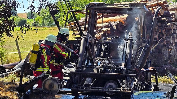 Schimmendorf: Traktorbrand auf Bauernhof sorgt f&uuml;r Gro&szlig;alarm