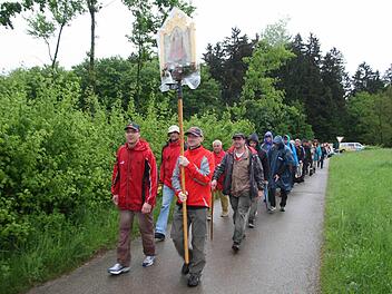 Die Gläubigen auf ihrem Weg nach Marienweiher. Dort streiften sie gleich festliche Kleidung über. Fotos: Galster