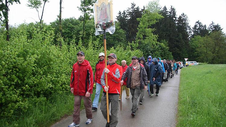 Die Gläubigen auf ihrem Weg nach Marienweiher. Dort streiften sie gleich festliche Kleidung über. Fotos: Galster