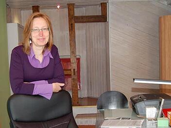 Über 50-Jährige dürfen sich sehr wohl noch den eigenen Chefsessel zutrauen. Anna-Katharina Schmidt (hier in ihrem Büro in Coburg) möchte Mut dazu machen, informieren und beraten. Foto: Helke Renner