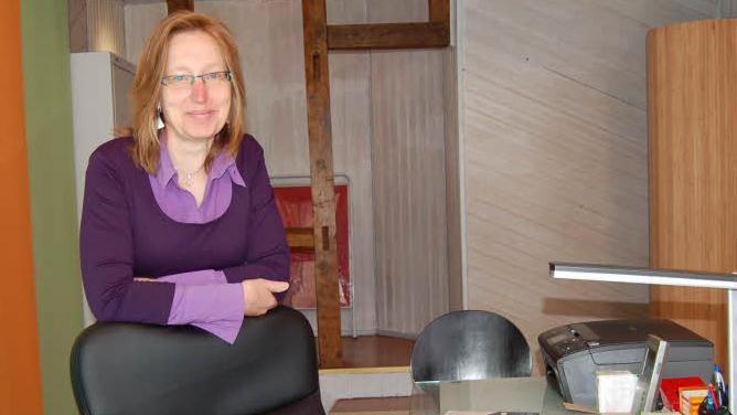 Über 50-Jährige dürfen sich sehr wohl noch den eigenen Chefsessel zutrauen. Anna-Katharina Schmidt (hier in ihrem Büro in Coburg) möchte Mut dazu machen, informieren und beraten. Foto: Helke Renner