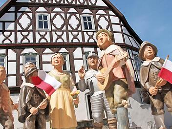 Auch die kleinen Heimatspielfiguren von Herbert Holzheimer helfen, dass der Verein Zukunft für das Heimatspielhaus, die Baumaßnahme und den Unterhalt finanzieren kann. Sie sind ein käuflicher Merchandising-Artikel des Vereins. Foto: Heike Beudert
