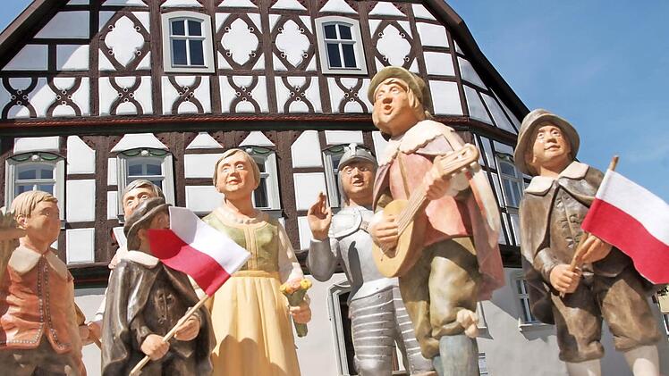 Auch die kleinen Heimatspielfiguren von Herbert Holzheimer helfen, dass der Verein Zukunft für das Heimatspielhaus, die Baumaßnahme und den Unterhalt finanzieren kann. Sie sind ein käuflicher Merchandising-Artikel des Vereins. Foto: Heike Beudert