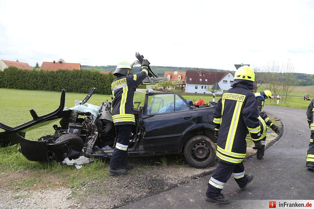 Ansbach: Fahranfänger kracht in Bagger