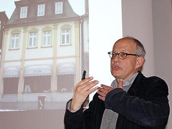 Christian Illies schaut hinter die Kulissen einer Stadt. Foto: Markus Häggberg