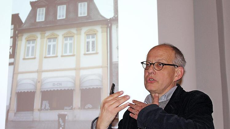 Christian Illies schaut hinter die Kulissen einer Stadt. Foto: Markus Häggberg