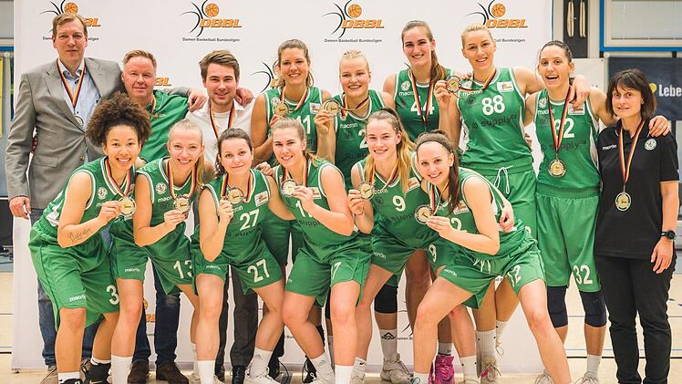 Neu aufgestellt und gleich Vizemeister in der 2. Liga Süd, die Basketballerinnen der DJK Don Bosco Bamberg, hinten von links: Dirk Landwehr, Oliver Edelmann (beide DJK Damenbasketball GmbH), Trainer Konstantin Hammerl, Eva Marschall, Magdalena Landwehr, Victoria Waldner, Branka Lukovic, Ivana Grbic, Physiotherapeutin Christina Lang; vorn von links: DaJonee Hale, Ramona Hesselbarth, Jana Barth, Franziska Hager, Julia Förner, Marie Ulshöfer. Fotos: Thomas Paal/Kopfwerk