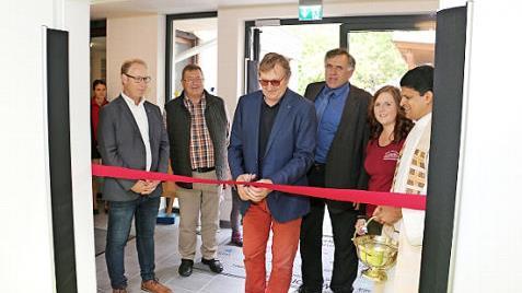 Bei der Eröffnung (von links): Zweiter Bürgermeister Matthias Kern, Kirchenpfleger Hans Singer, Architekt Herbert Amtmann, Bürgermeister Oswald Siebenhaar, Kita-Leiterin Anna Hack und Pfarrer Roy Xavier Erupathinalil Foto: privat