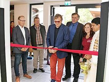 Bei der Er&ouml;ffnung (von links): Zweiter B&uuml;rgermeister Matthias Kern, Kirchenpfleger Hans Singer, Architekt Herbert Amtmann, B&uuml;rgermeister Oswald Siebenhaar, Kita-Leiterin Anna Hack und Pfarrer Roy Xavier Erupathinalil Foto: privat
