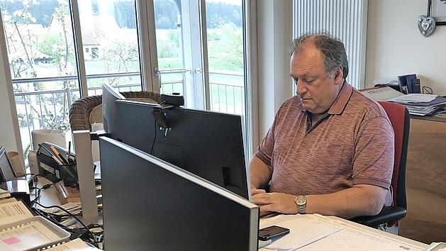 Walter Nussel arbeitet größtenteils im Home-Office in Burgstall. Weniger Arbeit ist es bei dem Landtagsabgeordneten deswegen aber nicht.  Foto: Michael Busch