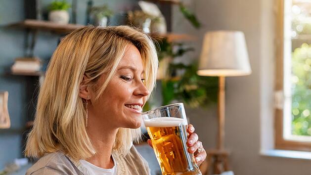 Frau trinkt Bier, Alkohol, Alkoholkonsum, Gesundheit, Biertrinken, Bierkonsum