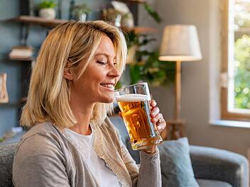 Frau trinkt Bier, Alkohol, Alkoholkonsum, Gesundheit, Biertrinken, Bierkonsum