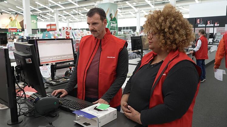 Als Probearbeiter Marco machte MediaMarktSaturn-Chef Mario Pieper völlig neue Erfahrungen. Und im Augsburger Markt an der Seite von "Ausbilderin" Adesua leider nicht nur schöne.