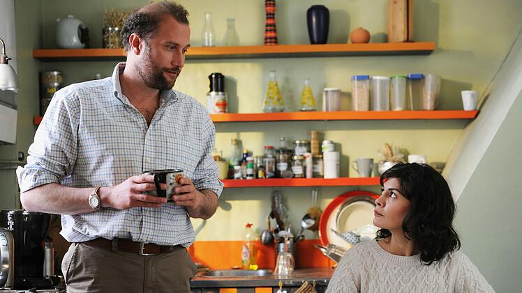 Eine Rolle nach Maß: In der Romanze "Nathalie küsst" spielt Audrey Tautou eine junge Frau, die um ihrem verstorbenen Mann trauert. Doch dann küsst Nathalie aus dem Blauen heraus ihren unscheibaren Kollegen Markus (François Damiens). Der Beginn einer neuen Liebe.