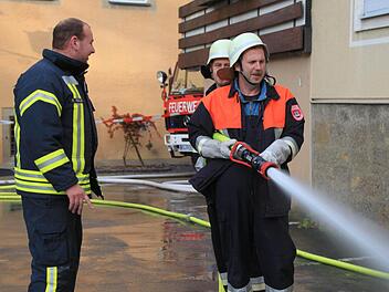 Gut gerüstet: Einmal pro Monat schlüpfen einige Mitarbeiter der Stadt Münnerstadt in die Feuerwehruniform, um für den Ernstfall zu proben. Robert Müller (links) leitet die Übungen. Foto: Heike Beudert