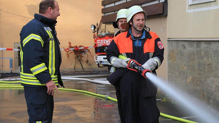 Gut gerüstet: Einmal pro Monat schlüpfen einige Mitarbeiter der Stadt Münnerstadt in die Feuerwehruniform, um für den Ernstfall zu proben. Robert Müller (links) leitet die Übungen. Foto: Heike Beudert
