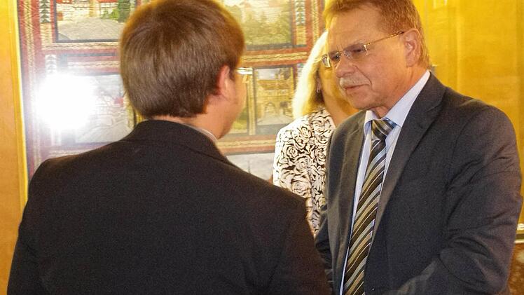 Der Bürgermeister suchte kurz das Gespräch mit seinem Herausforderer.