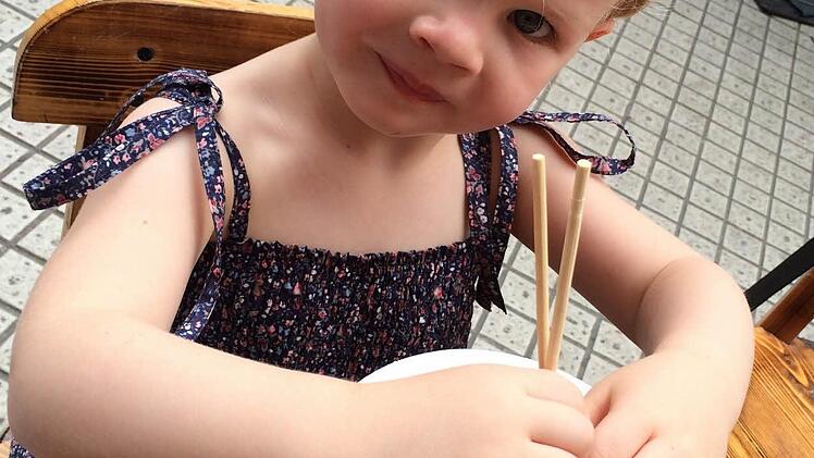 Mit Stäbchen und Genuss isst Mathilda ihre chinesischen Nudeln. Sie liebt auch Sushi.