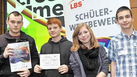 Stellvertretend für ihre Klasse nehmen Tobias Ritter, Bastian Rother und Anna Pöhlmann von der Von-Lerchenfeld-Schule in der Sparte Musik-Sound-Clip sowie Florian Matouschek vom FLG in der Sparte Games den Preis entgegen. Foto: p
