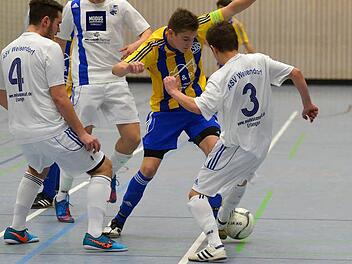 Selbst mit vereinten Kräften kamen die A-Junioren des ASV Weisendorf (weiße Trikots) dem SV Schwaig nicht bei. Fotos: Picturedreams