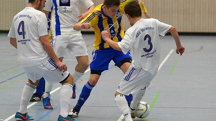 Selbst mit vereinten Kräften kamen die A-Junioren des ASV Weisendorf (weiße Trikots) dem SV Schwaig nicht bei. Fotos: Picturedreams