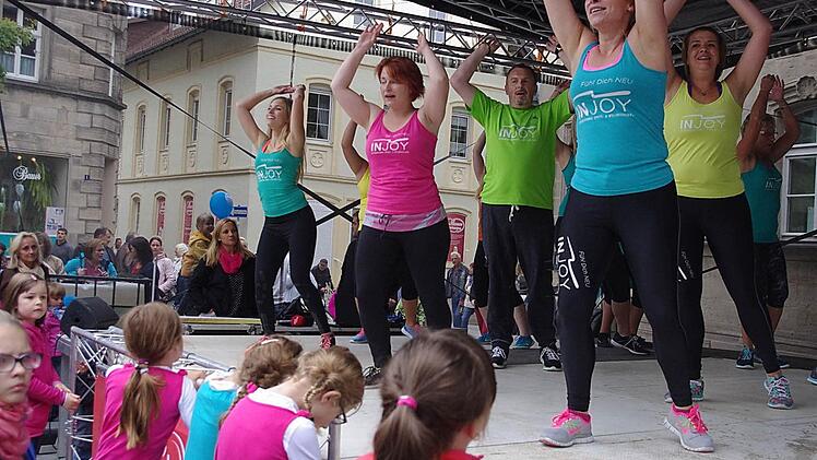 Injoy Kronach auf der Bühne am Marienplatz  Foto: Heike Schülein