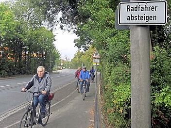 Das Schild, dass Radfahrer absteigen sollen, steht auf der anderen Seite ebenfalls. Doch in diesem Fall war die Sorge eher, dass der Fotograf dort steht, um Geschwindigkeitsverstöße zu fotografieren.  Foto: Michael Busch