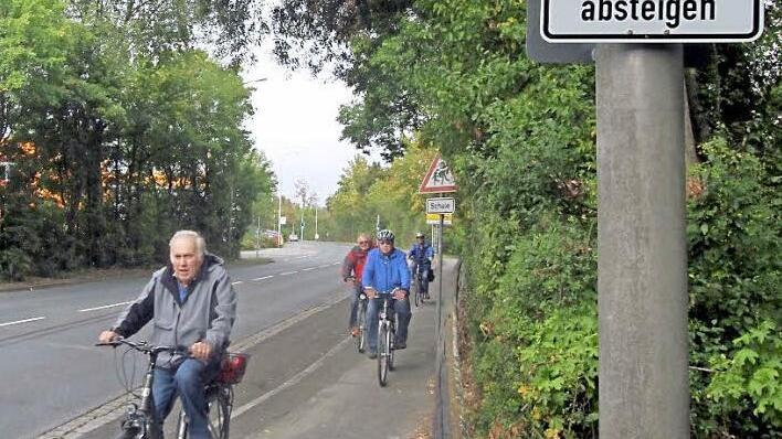 Das Schild, dass Radfahrer absteigen sollen, steht auf der anderen Seite ebenfalls. Doch in diesem Fall war die Sorge eher, dass der Fotograf dort steht, um Geschwindigkeitsverstöße zu fotografieren.  Foto: Michael Busch