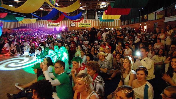 Die wundervoll geschmückte Adam-Riese-Halle war voller närrischem Volk Foto: Andreas Welz