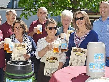 Sie sind die ersten Frauen, die im Brauer- und Büttnermuseum Weißenbrunn das Hobbybrauer-Diplom erlangten. Vorne links Heinz Krause, der Vorsitzende des Fördervereins Brauer- und Büttnermuseum, hinten Mitglieder der Jury Foto: K. - H. Hofmann