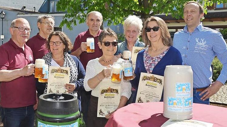 Sie sind die ersten Frauen, die im Brauer- und Büttnermuseum Weißenbrunn das Hobbybrauer-Diplom erlangten. Vorne links Heinz Krause, der Vorsitzende des Fördervereins Brauer- und Büttnermuseum, hinten Mitglieder der Jury Foto: K. - H. Hofmann