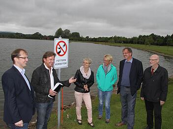 Rainer Ludwig (Zweiter von links) ist Verwaltungsrat für das Naherholungsgebiet Oberauhof. Zusammen mit seinen WGK-Kollegen Ralf Hartnack (links) und Bürgermeister Stefan Schaffraneck (Zweiter von rechts) stellte der Stadtrat am Mittwoch die Pläne der WGK für die Kieswäsch vor. Foto: Jürgen Gärtner