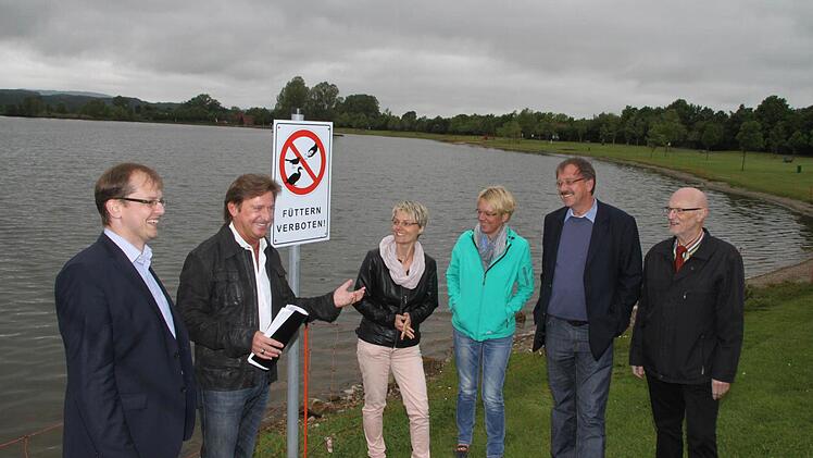 Rainer Ludwig (Zweiter von links) ist Verwaltungsrat für das Naherholungsgebiet Oberauhof. Zusammen mit seinen WGK-Kollegen Ralf Hartnack (links) und Bürgermeister Stefan Schaffraneck (Zweiter von rechts) stellte der Stadtrat am Mittwoch die Pläne der WGK für die Kieswäsch vor. Foto: Jürgen Gärtner