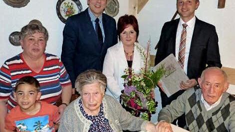 Das seltene Fest der Eisernen Hochzeit feierten Willi und Augusta T&uuml;rk, geborene Teich. Unser Bild zeigt das Jubelpaar (sitzend) mit (von links) Tochter Brigitte mit Urenkel Tim, Pfarrer Michael Sch&auml;fer, stellvertretender Landr&auml;tin Christina Flauder und Zweitem B&uuml;rgermeister Robert Bosch.  Foto: Werner Rei&szlig;aus