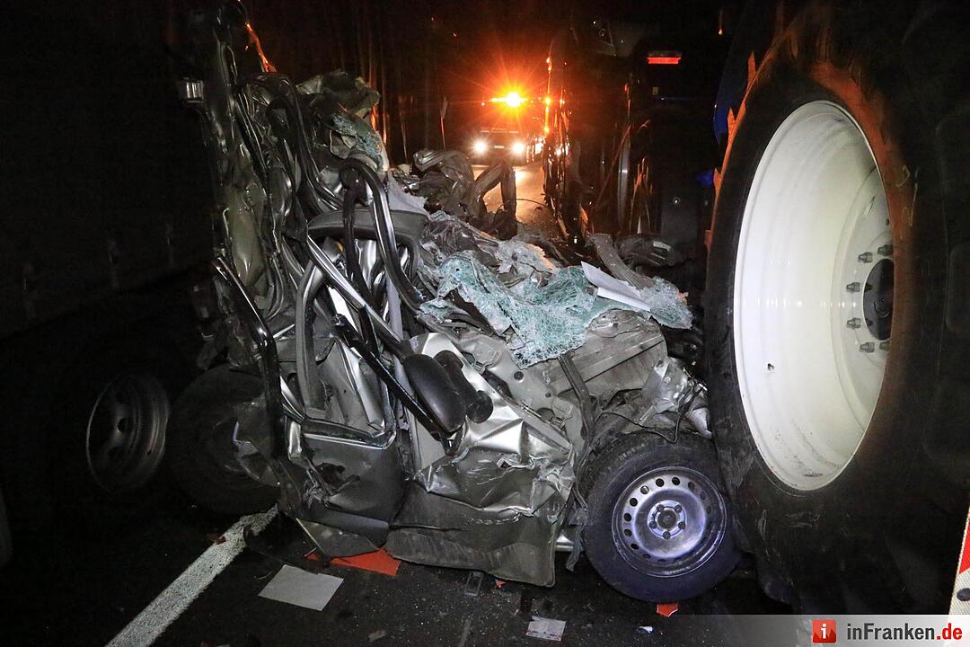 Transporter zwischen Lkw eingeklemmt