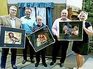 Zwischen zwei Vorstellungen präsentierte Martin Ritter (Mitte) eine Auswahl seiner Fotos der vier diesjährigen Produktionen auf der Naturbühne. Mit im Bild (von links): Herwig Neumann, Siegfried Küspert, Werner Eberhardt und Diana Laaber-Canola. Foto: Dieter Hübner