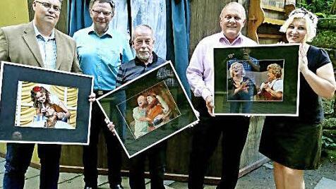 Zwischen zwei Vorstellungen präsentierte Martin Ritter (Mitte) eine Auswahl seiner Fotos der vier diesjährigen Produktionen auf der Naturbühne. Mit im Bild (von links): Herwig Neumann, Siegfried Küspert, Werner Eberhardt und Diana Laaber-Canola. Foto: Dieter Hübner