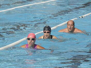 Drei Brustschwimmer aus dem Projekt "Jeder kann Triathlon" auf der Bahn. Foto: Karl Heinz Weber