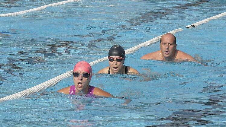 Drei Brustschwimmer aus dem Projekt "Jeder kann Triathlon" auf der Bahn. Foto: Karl Heinz Weber