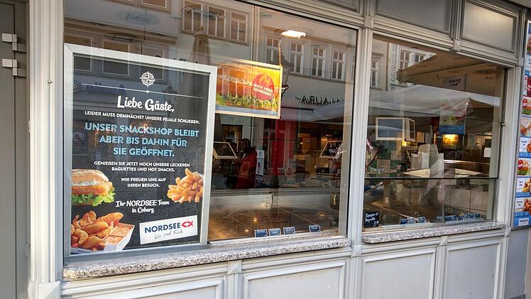Ein Schild kündigte schon länger die Schließung an, jetzt steht der Termin fest: Montag, 13. November, ist der letzte Tag der Nordsee in der Spitalgasse.Simone Bastian