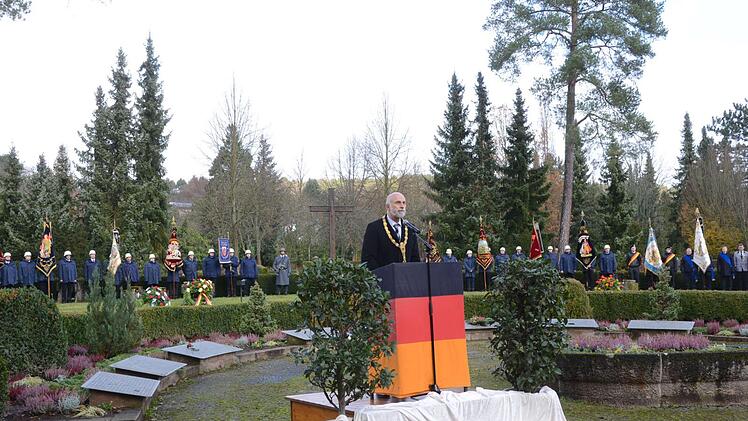 Oberbürgermeister Kay Blankenburg erinnert an die Toten des Zweiten Weltkriegs. Foto: Peter Rauch