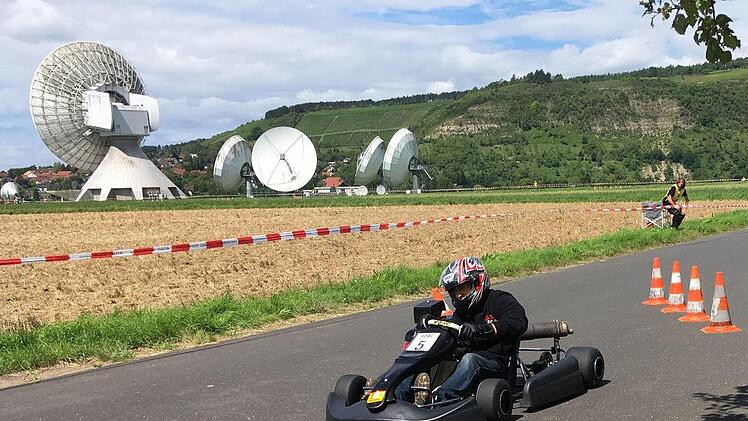 Premiere für den 270ccm-Kart-Slalom: Vor der imposanten Kulisse der Intelsat-Erdfunkstelle drehten die Fahrer in diesen wendigen Flitzern ihre Runden.Foto: Ralf Deinlein