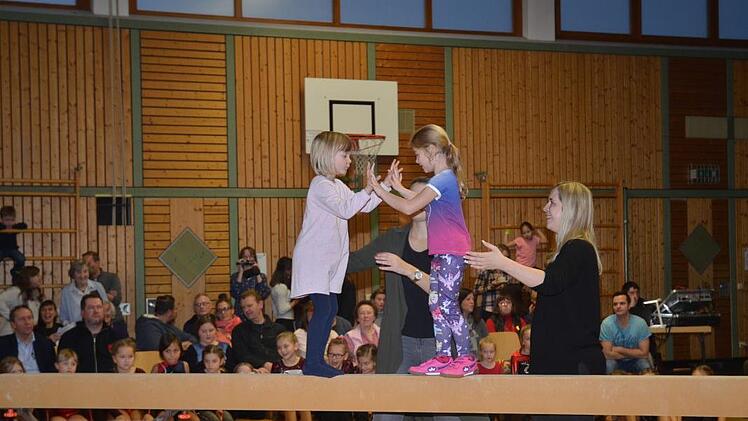 Shakehands am Schwebebalken sieht so einfach aus, bedarf aber sehr viel Übung, um die Balance zu halten.K.-H. Hofmann