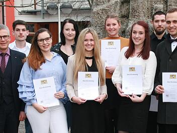 ...sowie Vinzenz Scheuering, Maksim Lisitsyn und Nadine Volkmuth. Rechts Schulleitern Karin Maywald und Landrat Thomas Bold. Winfried Behringer